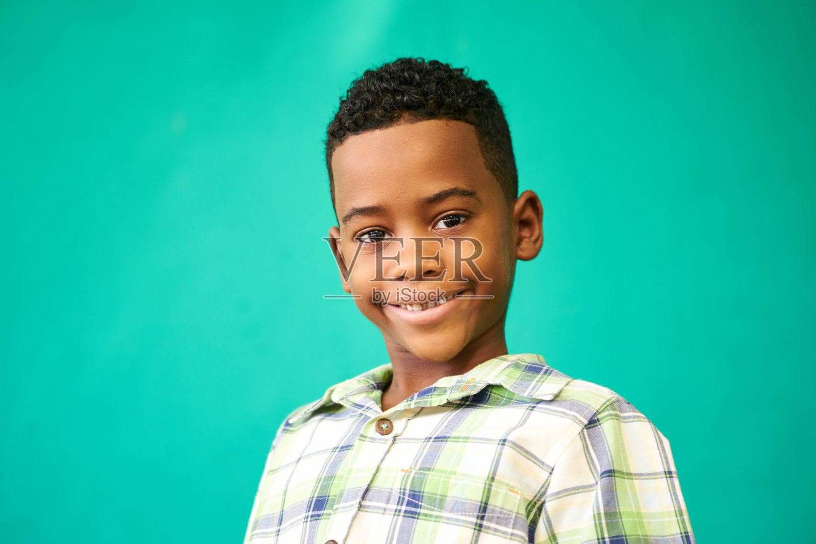 儿童肖像小男孩微笑快乐的黑人男孩照片摄影图片