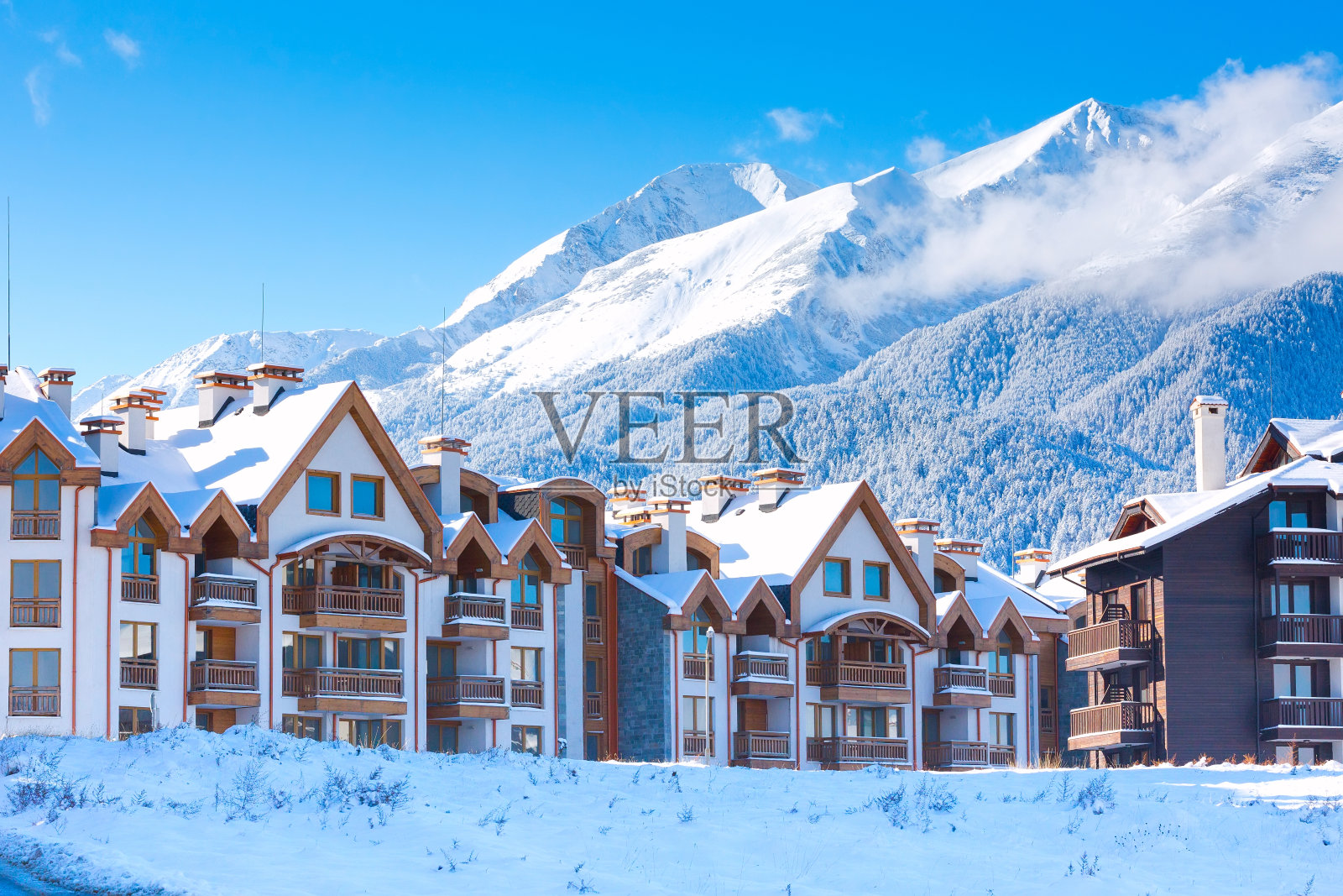 房子和雪山全景在保加利亚的滑雪胜地班斯科照片摄影图片