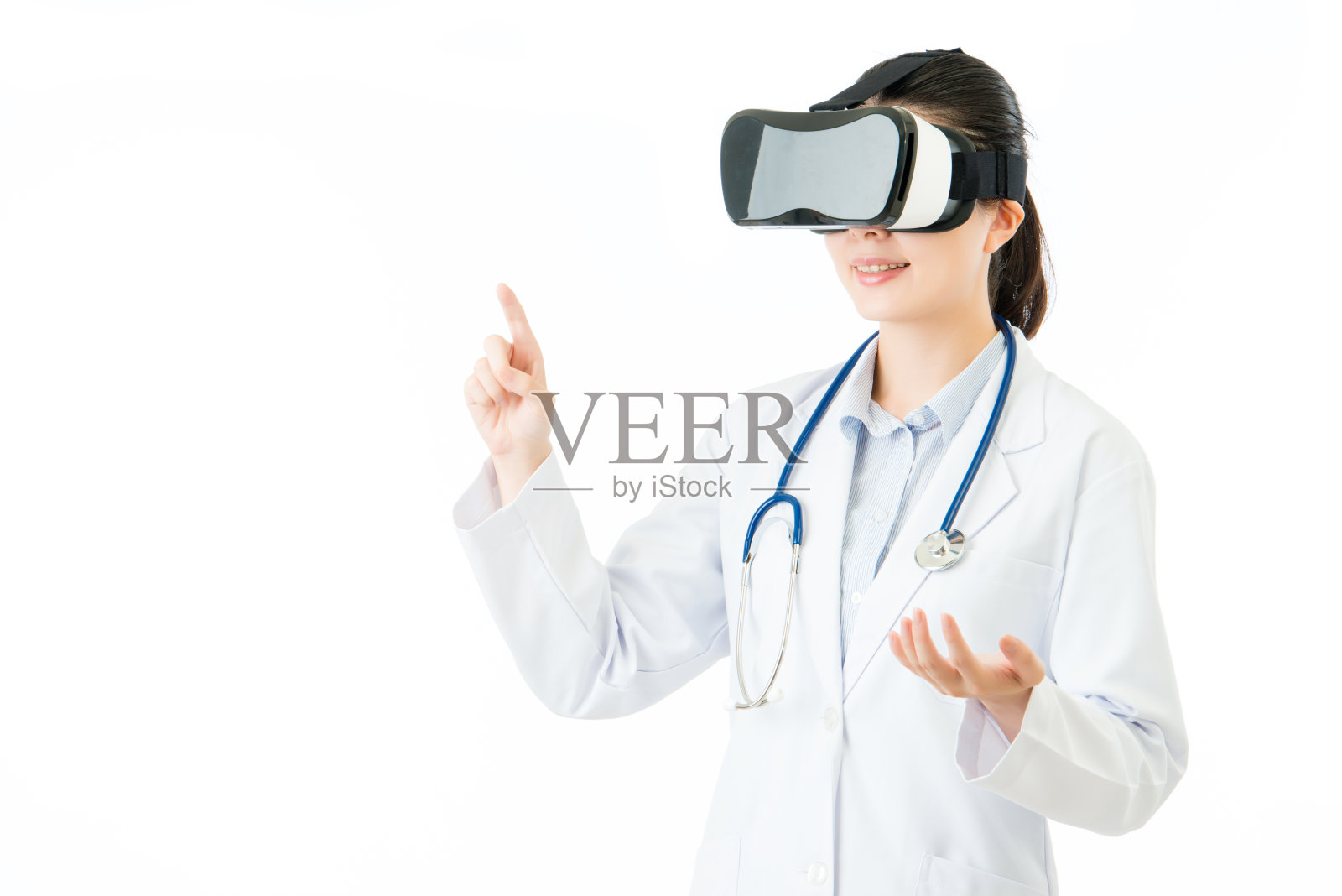 亚洲女医生通过VR头盔检查病历照片摄影图片