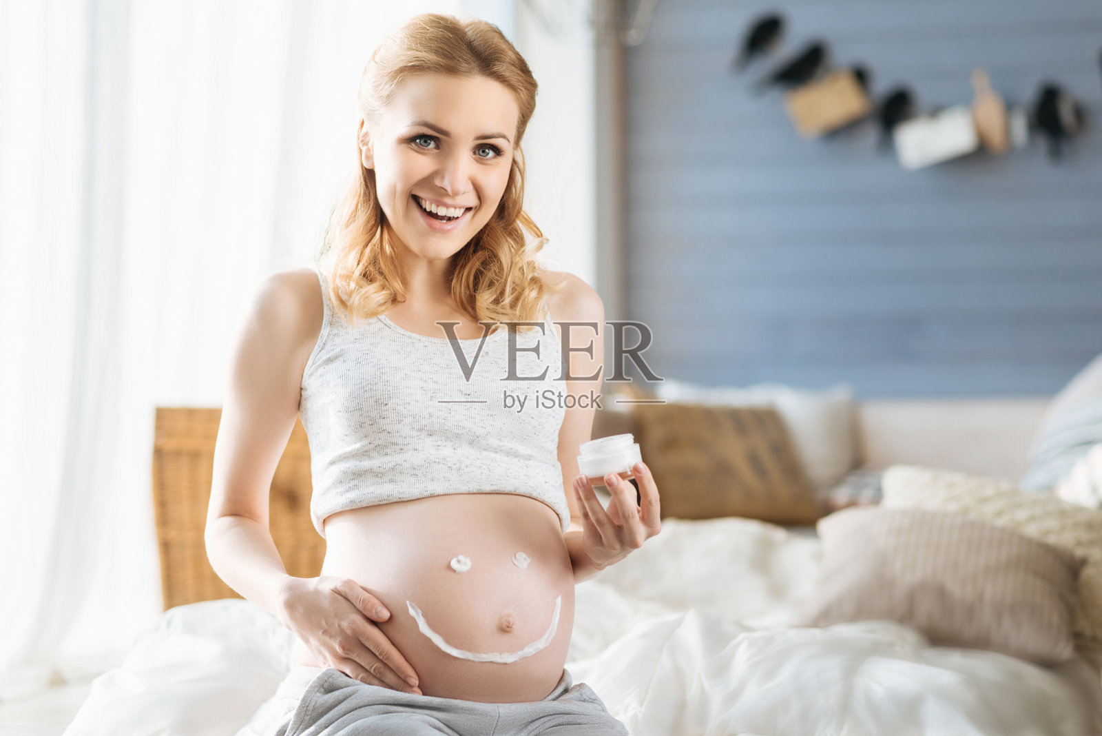 孕妇展示她的肚子照片摄影图片