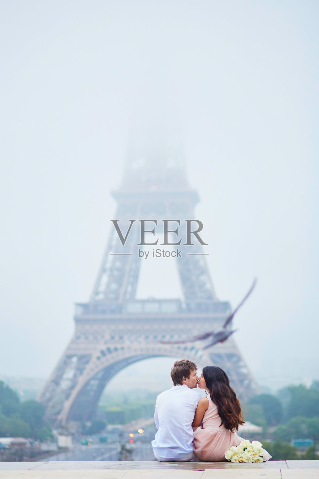 一对浪漫的情侣在巴黎照片摄影图片