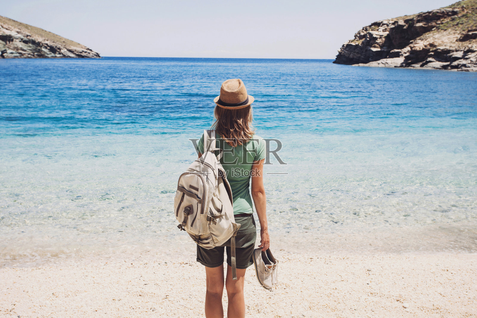 年轻女孩在偏远的海滩上，旅行的概念照片摄影图片