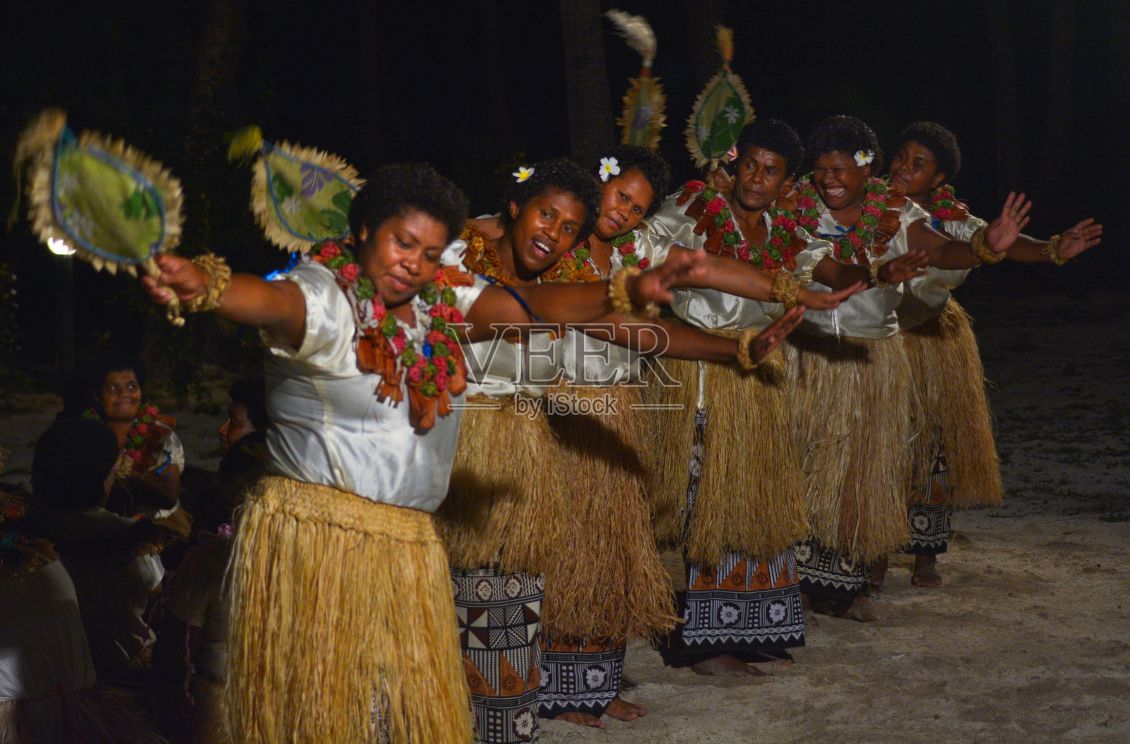 斐济妇女跳着传统的女舞Meke fan dan照片摄影图片
