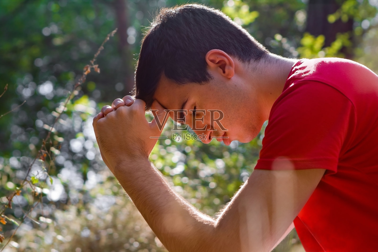 在大自然中祈祷的人照片摄影图片