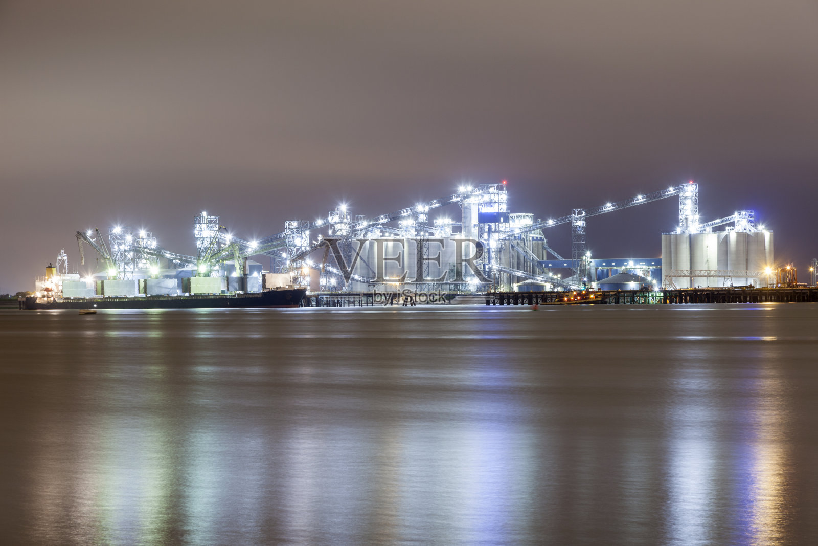 炼油厂夜间照明照片摄影图片