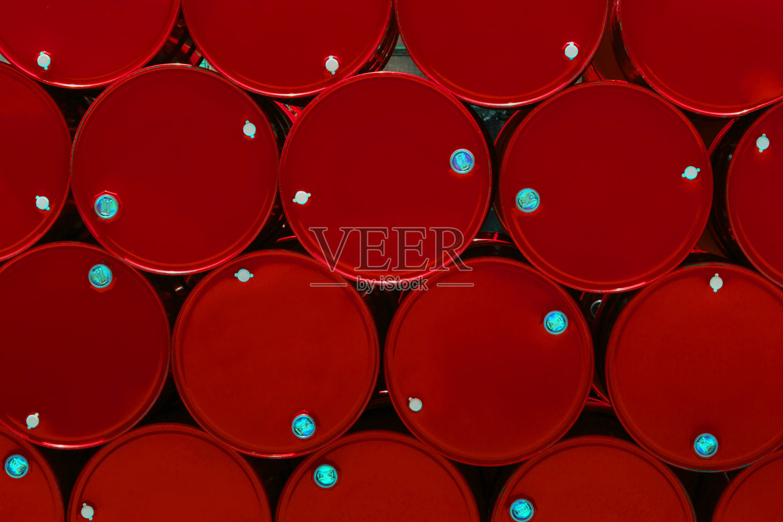 红色钢化工罐或油罐成排堆放。照片摄影图片