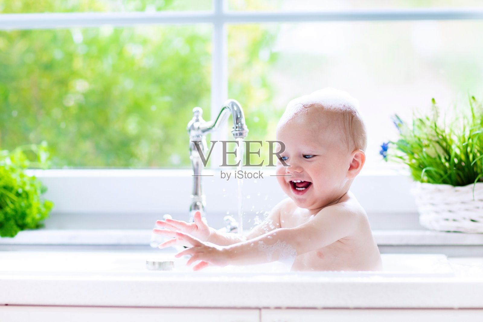 漂亮的小婴儿正在洗澡照片摄影图片