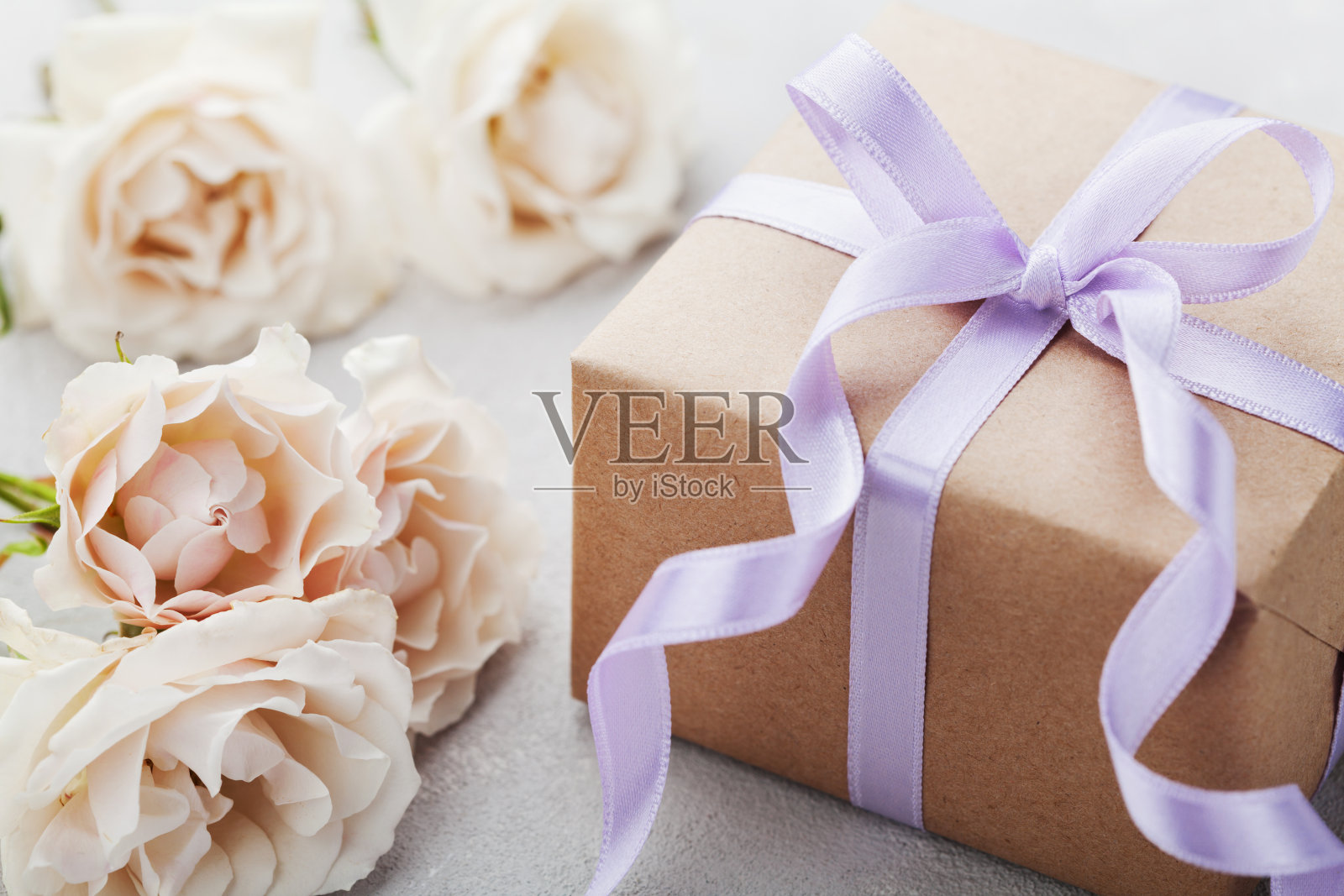 玫瑰花作为生日礼物，妇女或母亲节。照片摄影图片