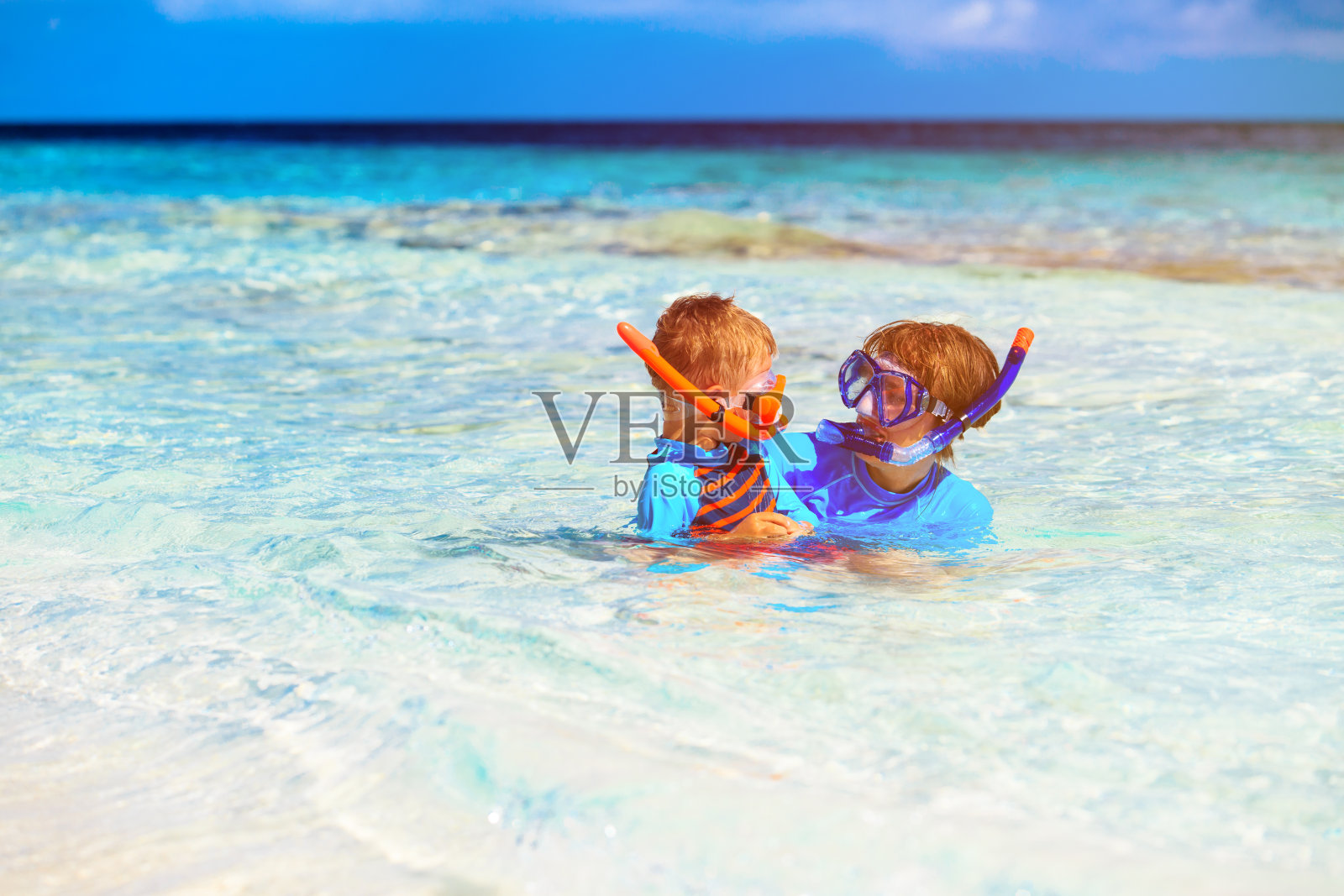 快乐的母子在海滩上浮潜照片摄影图片