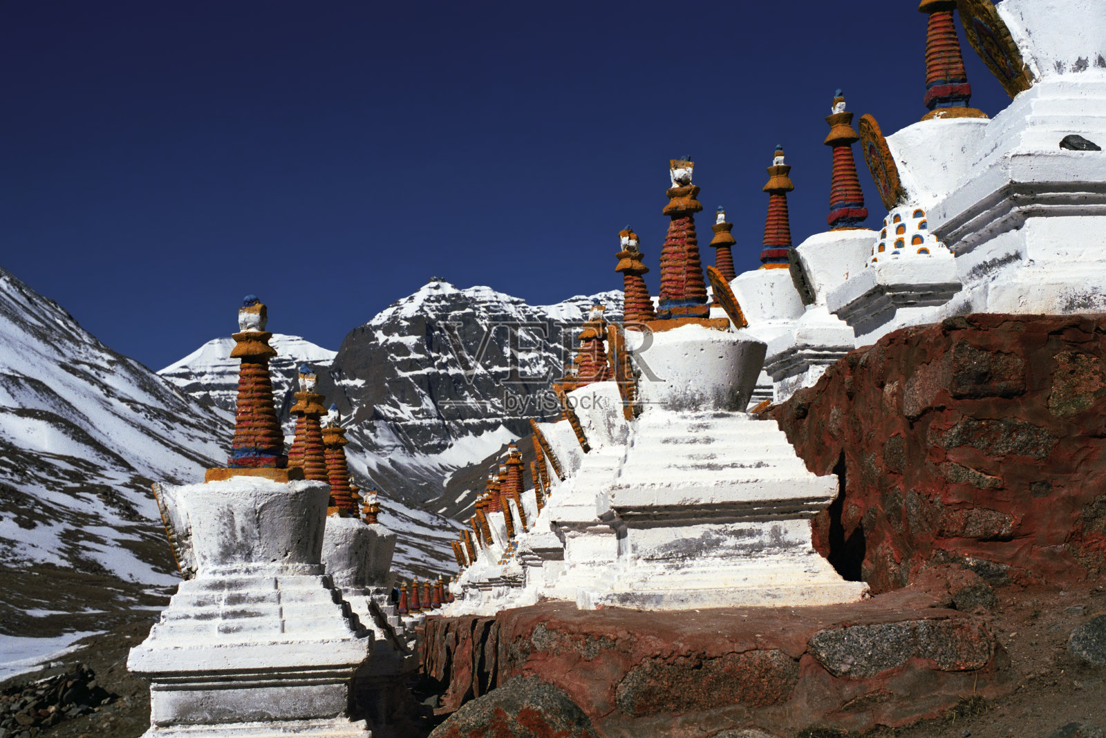 西藏西部佛教仪式建筑佛塔。照片摄影图片