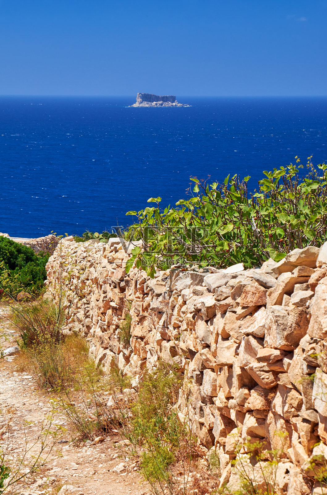 马耳他岛南岸的石栅栏照片摄影图片