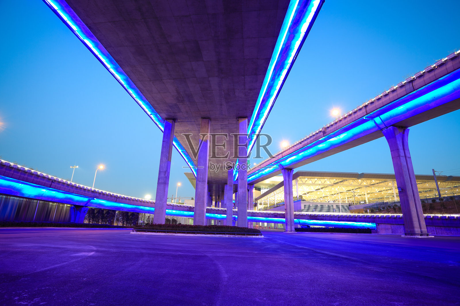 城市高架桥霓虹灯光夜照片摄影图片