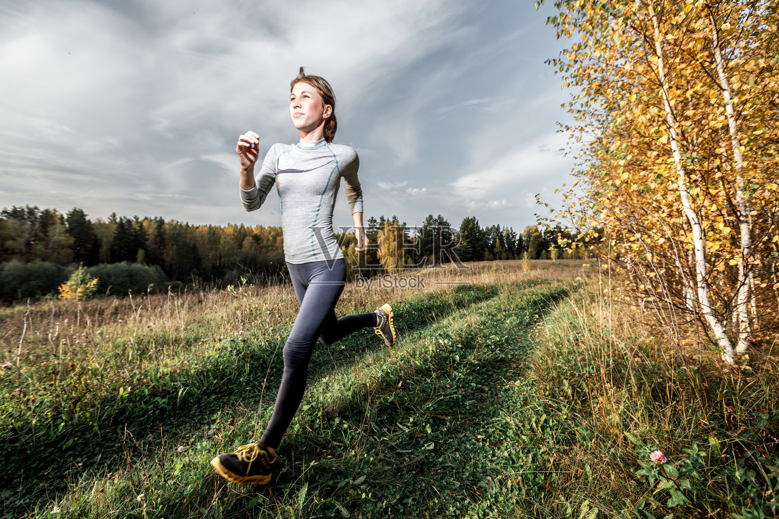 女人在秋天的森林里奔跑照片摄影图片