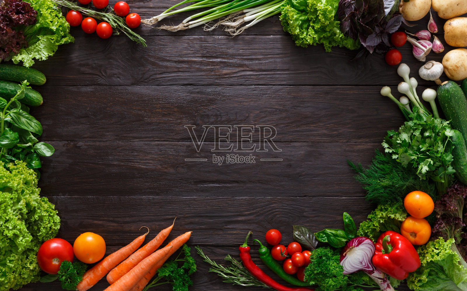 木背景上的新鲜蔬菜框架与复制空间照片摄影图片