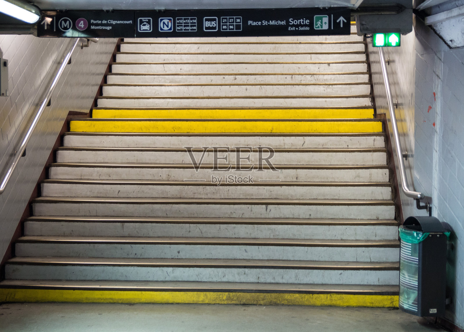 巴黎地铁里空荡荡的楼梯照片摄影图片