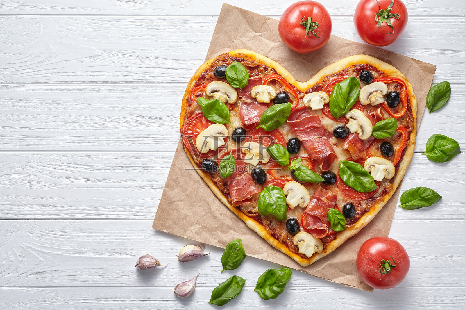心形披萨美味爱情概念情人节设计浪漫餐厅晚餐照片摄影图片