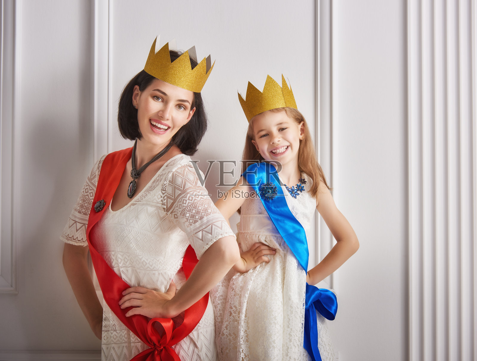 戴着金冠的王后和公主照片摄影图片