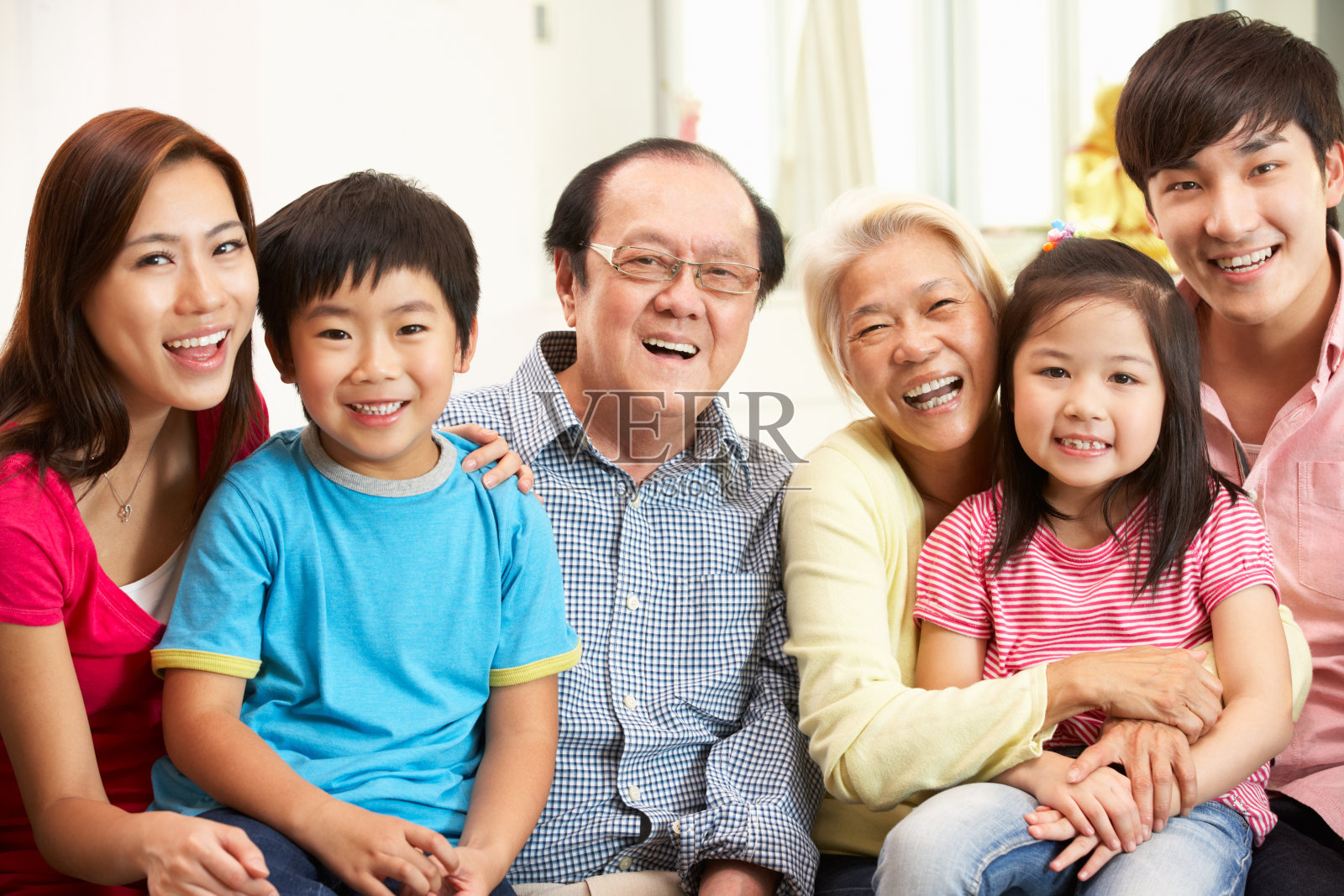 中国多代家庭在家放松的肖像照片摄影图片