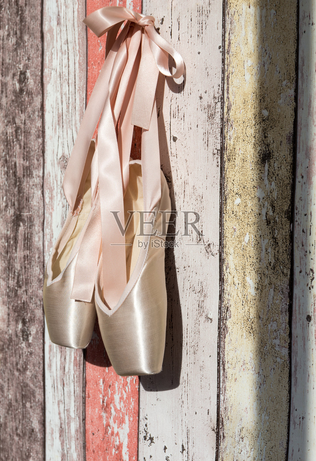 粉色尖头鞋，芭蕾舞鞋在旧的木制背景上。照片摄影图片