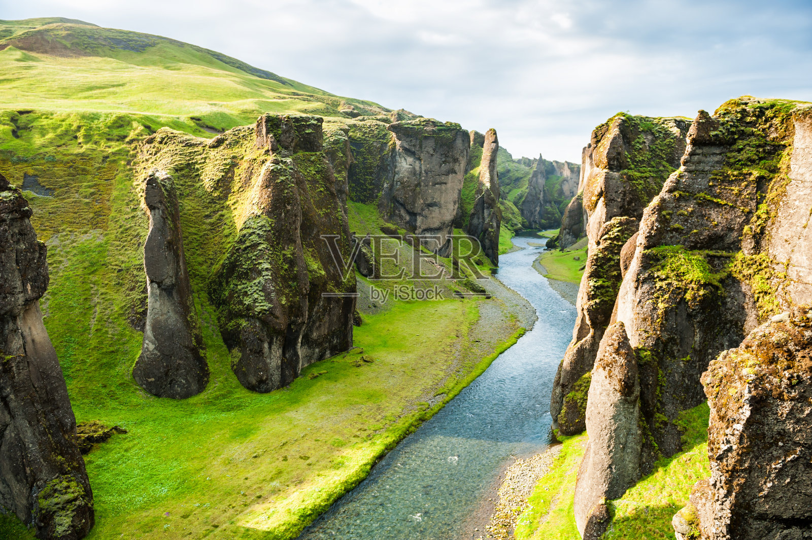 有河流和巨石的Fjadrargljufur峡谷。照片摄影图片