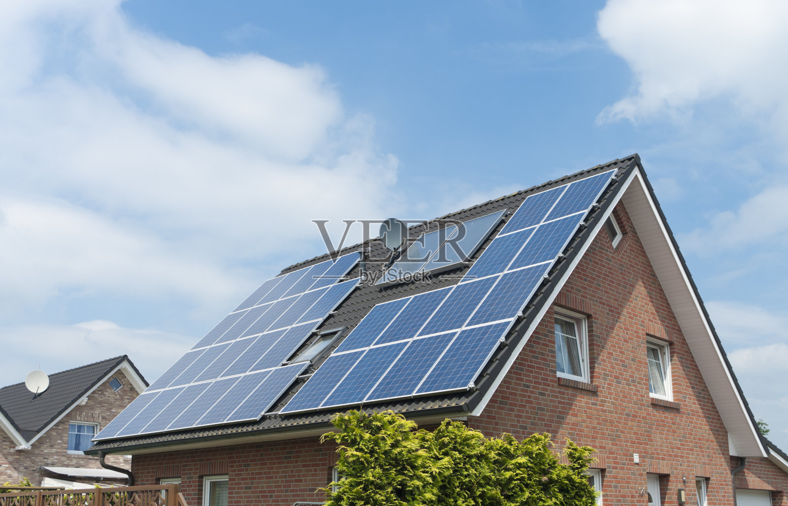 多个太阳能电池板安装在陡峭的屋顶上照片摄影图片
