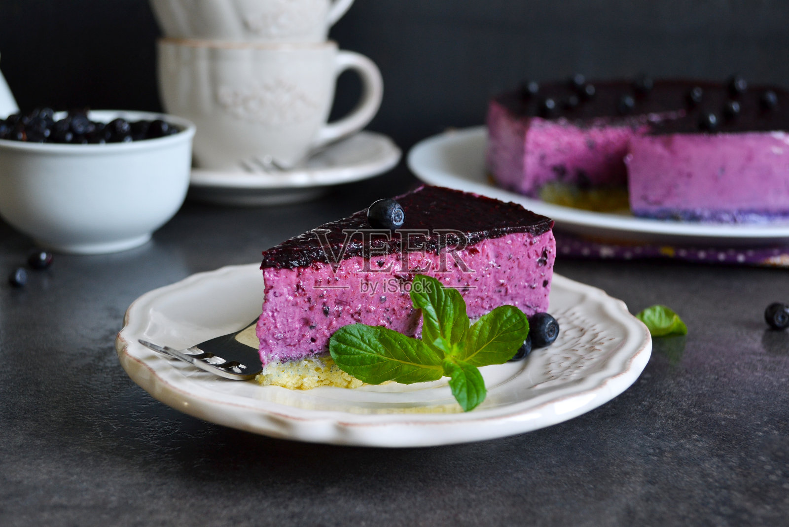 蓝莓慕斯蛋糕在黑色的背景照片摄影图片