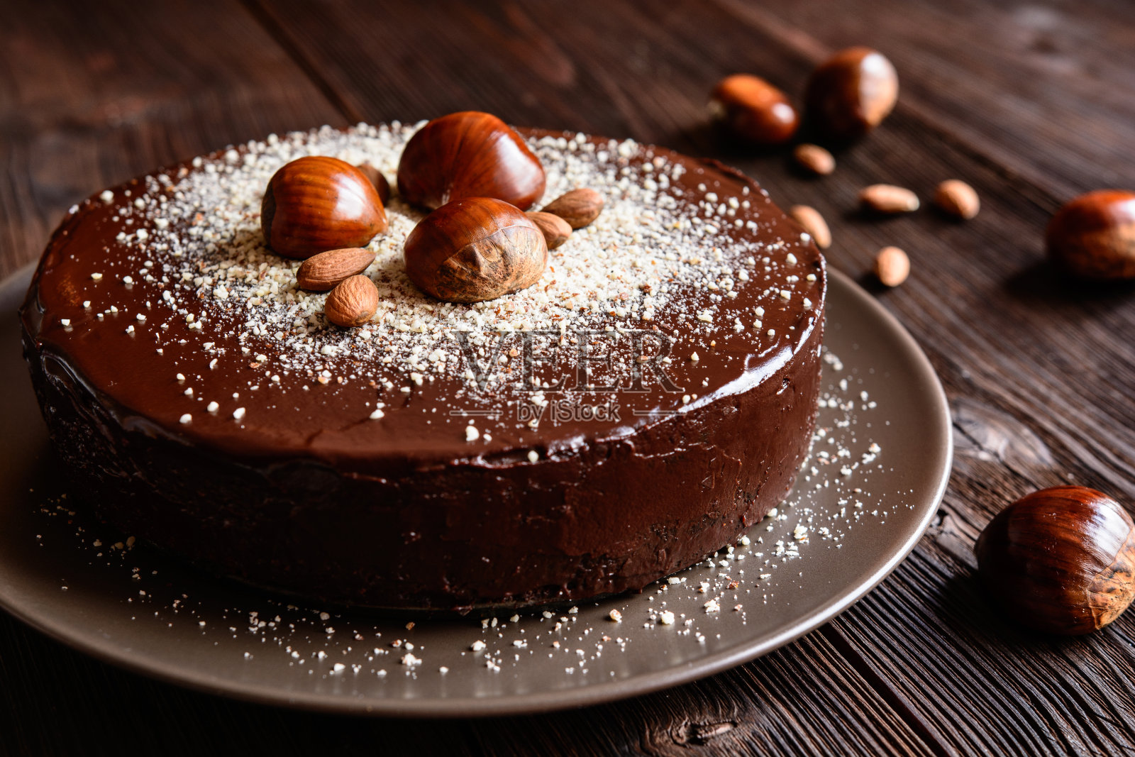 杏仁和巧克力的栗子蛋糕照片摄影图片
