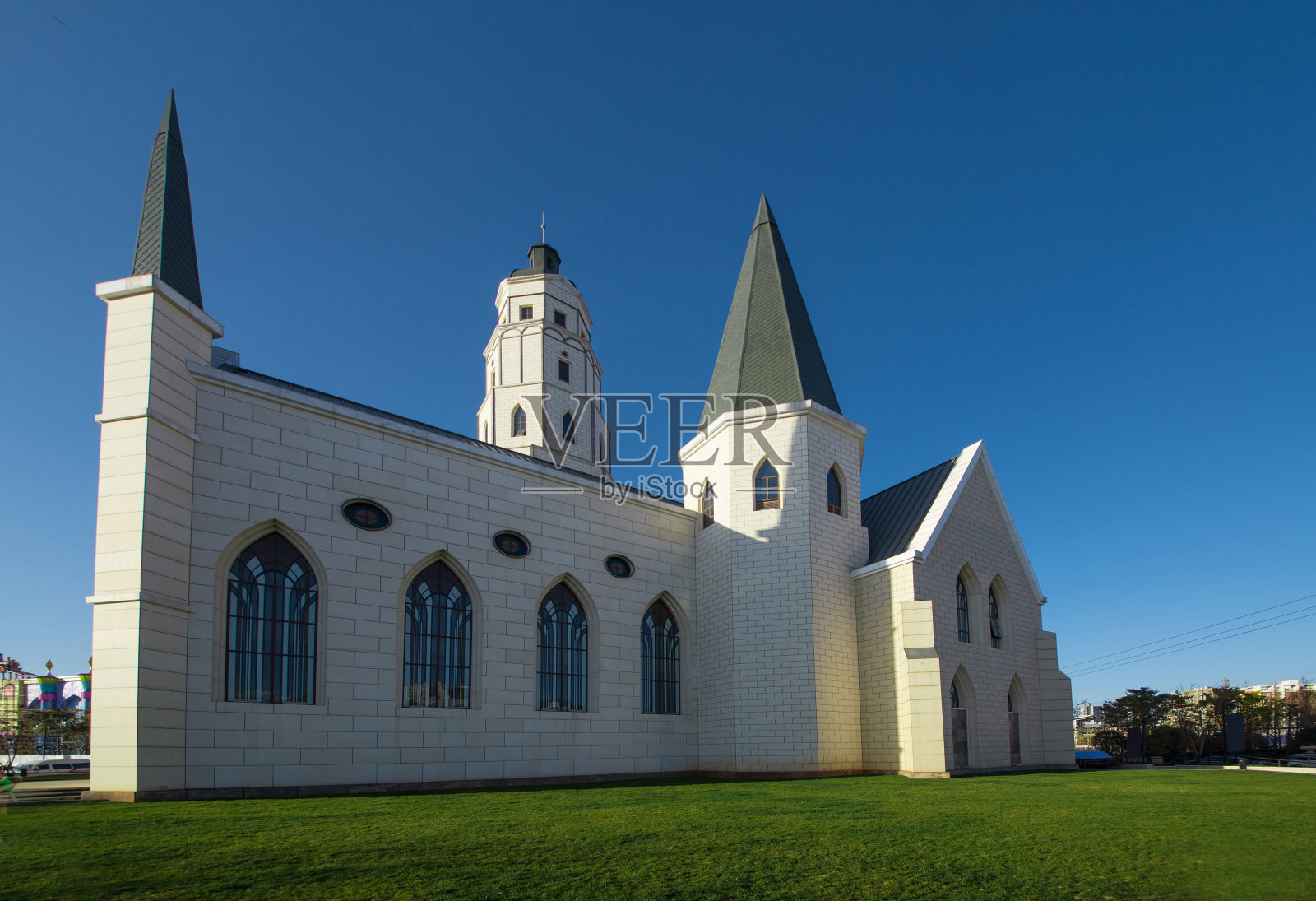 草地上的教堂照片摄影图片