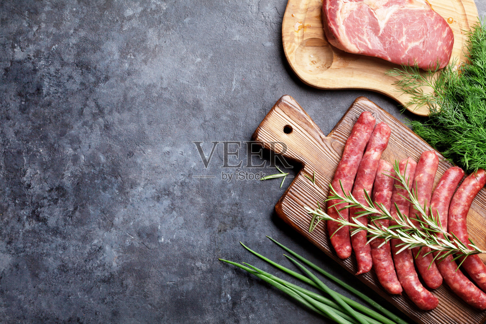 香肠，肉和烹饪材料照片摄影图片
