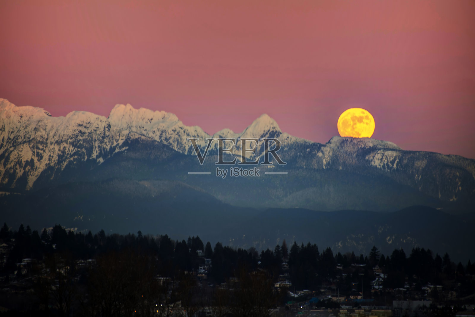 雪山日落月升照片摄影图片