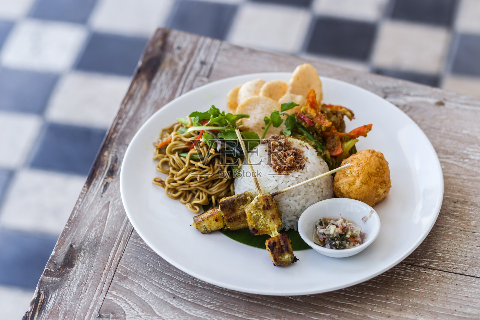 印尼传统餐点Nasi Champur，炒饭照片摄影图片