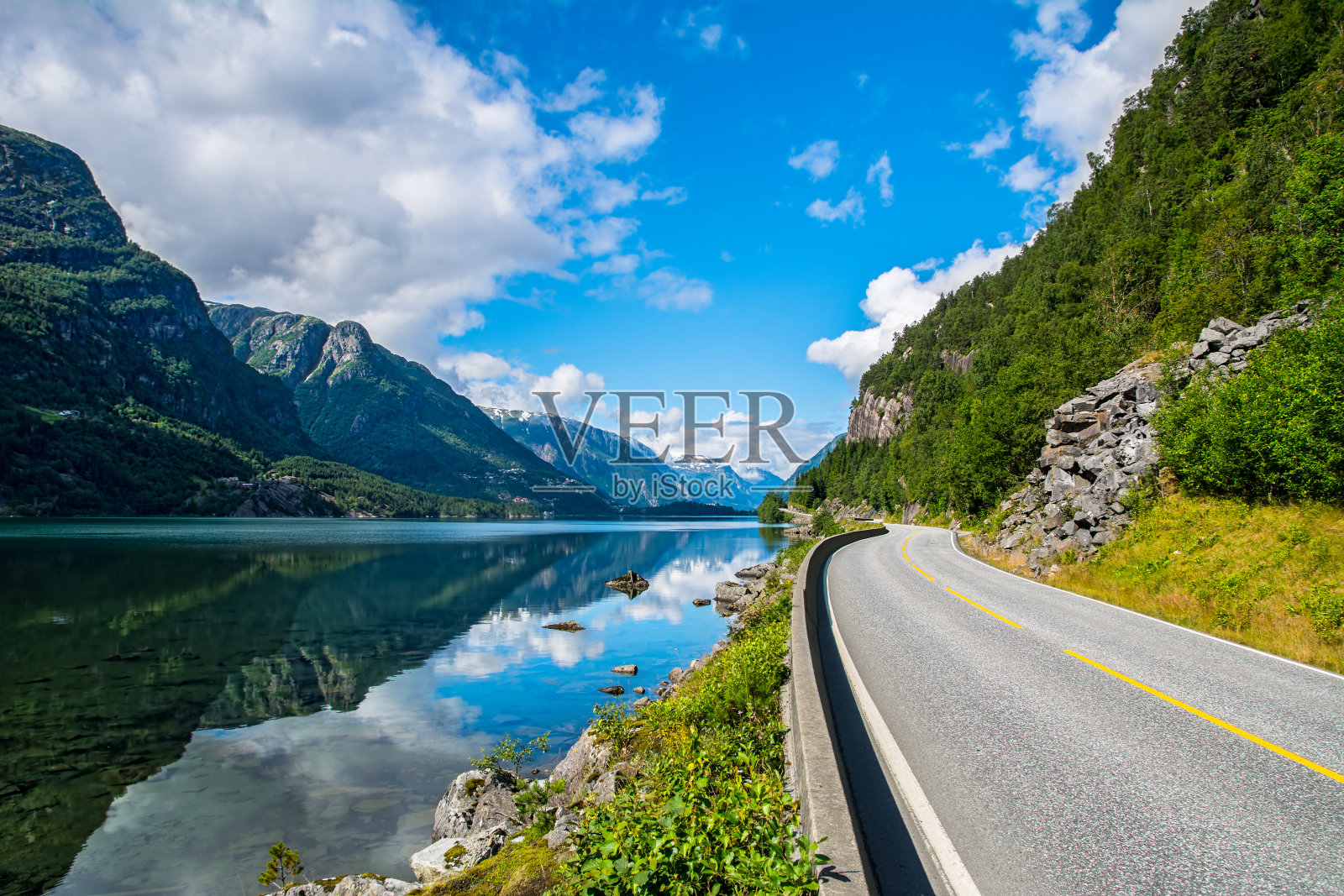 令人惊叹的自然景观与峡湾和山脉。挪威照片摄影图片