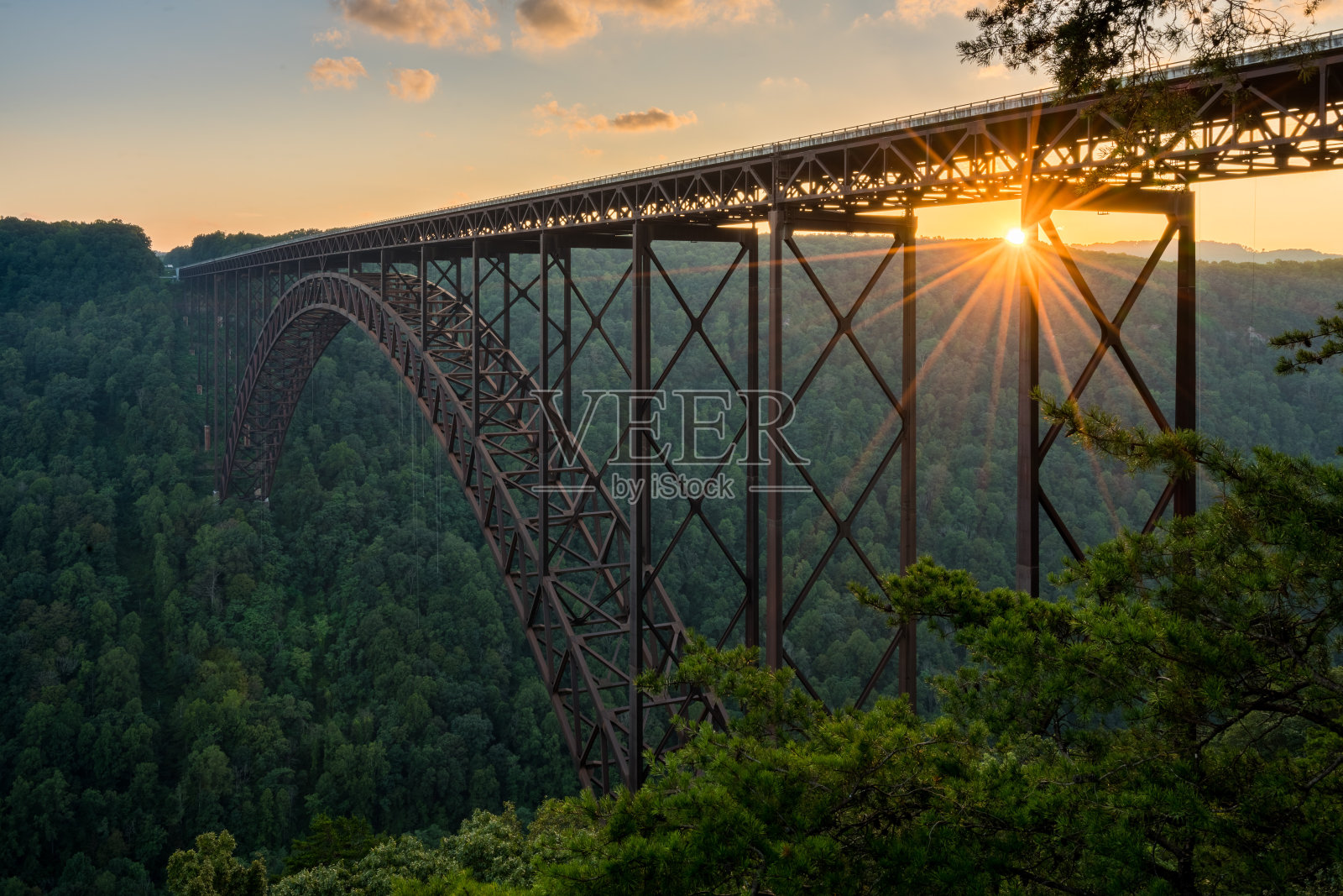 西弗吉尼亚州新河峡大桥上的日落照片摄影图片