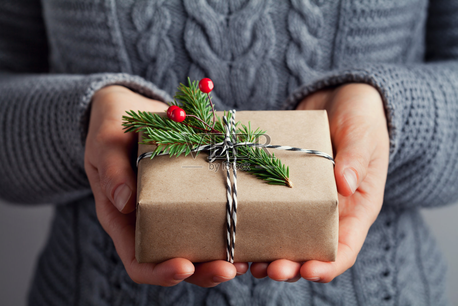女人手里拿着圣诞礼物或礼物盒。节日的概念。照片摄影图片