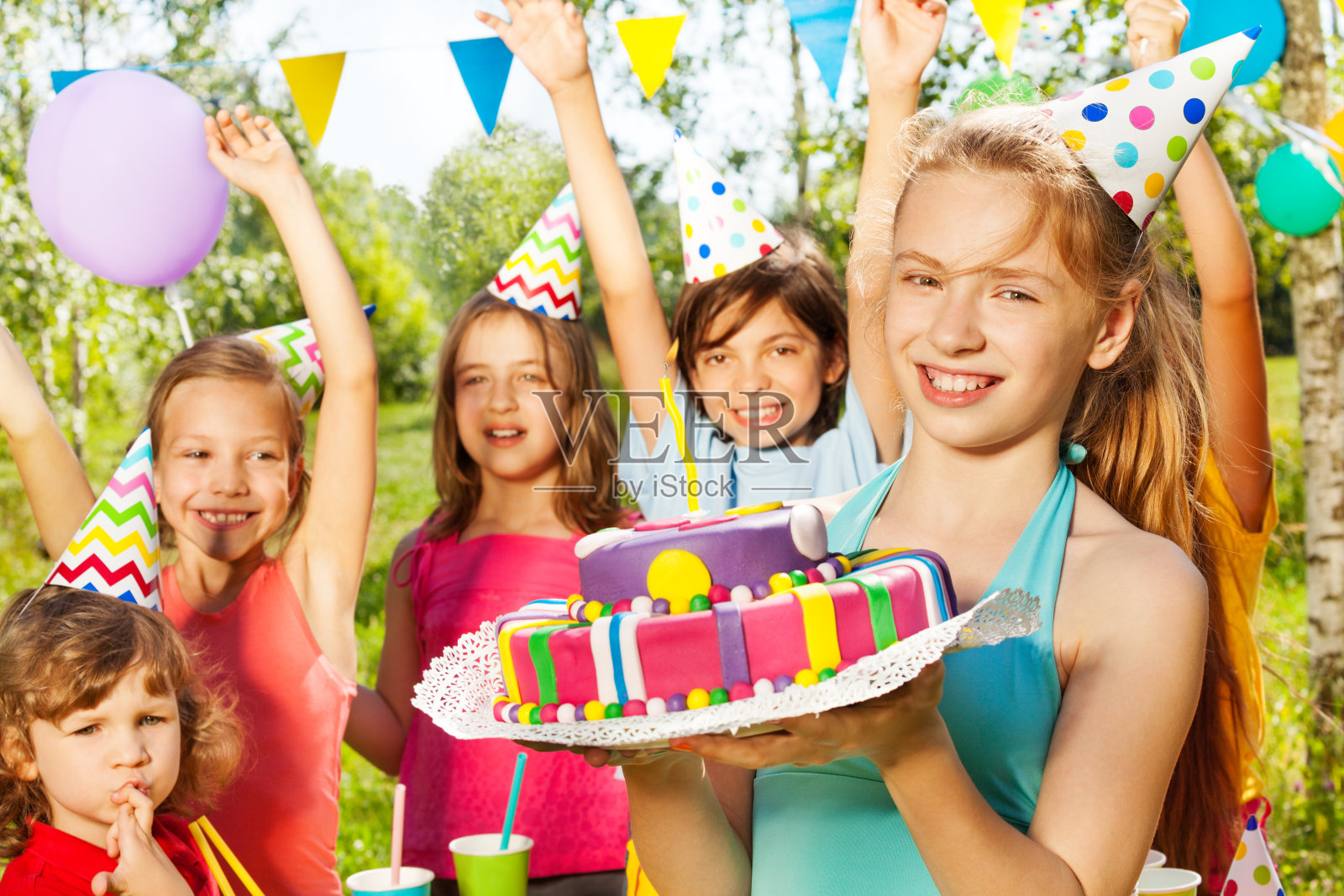 微笑的年轻女孩拿着生日蛋糕的肖像照片摄影图片