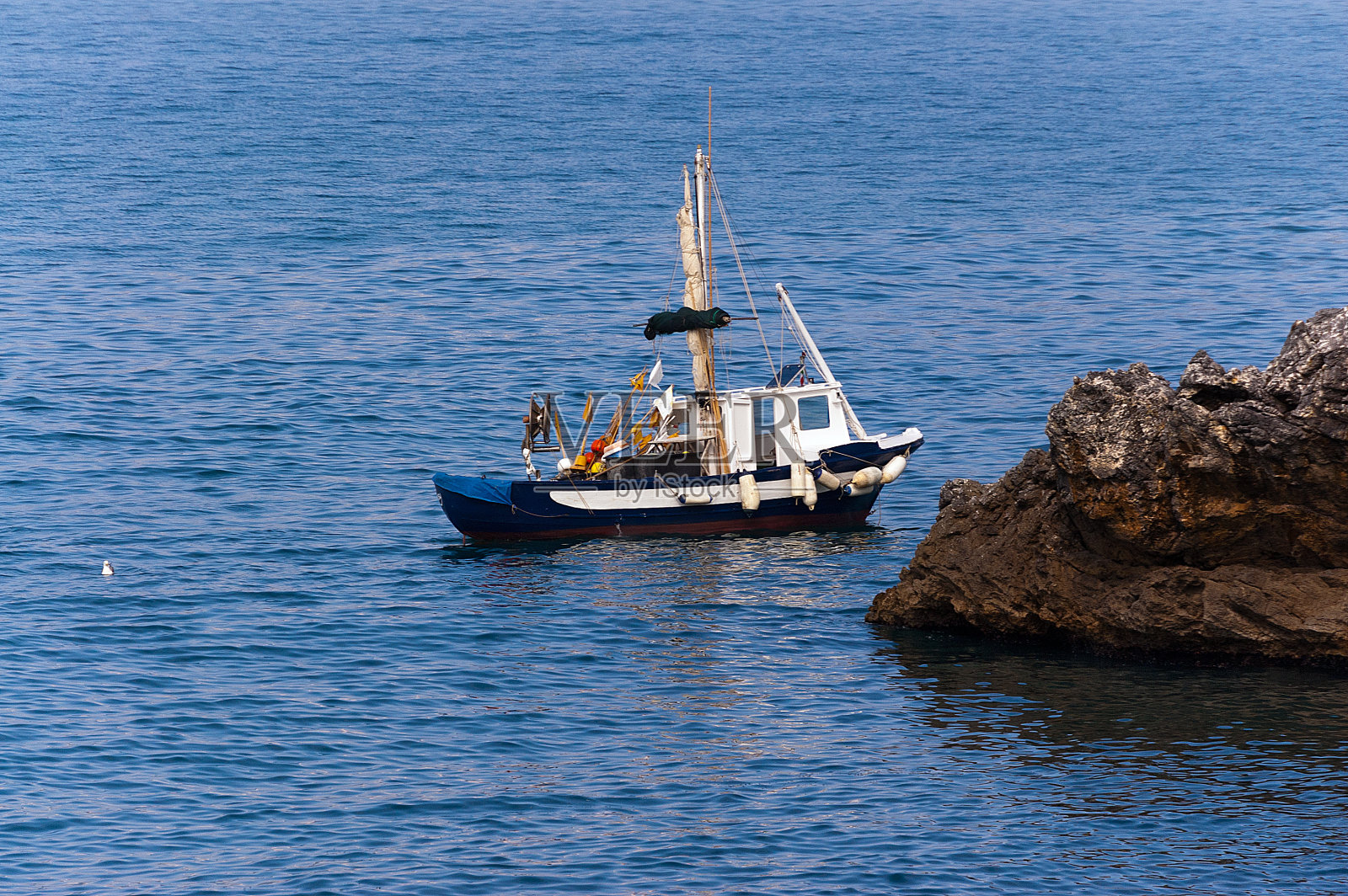 海上的小渔船-意大利利古里亚照片摄影图片