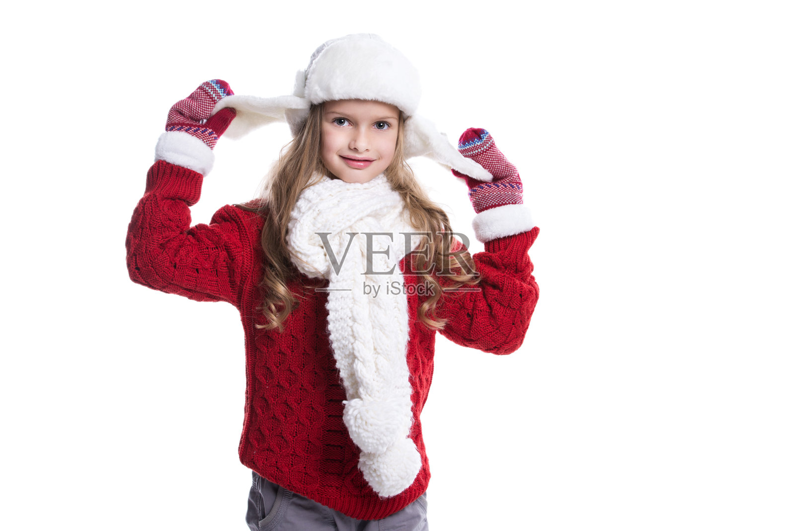 可爱的微笑小女孩，卷曲的发型，穿着冬装。照片摄影图片