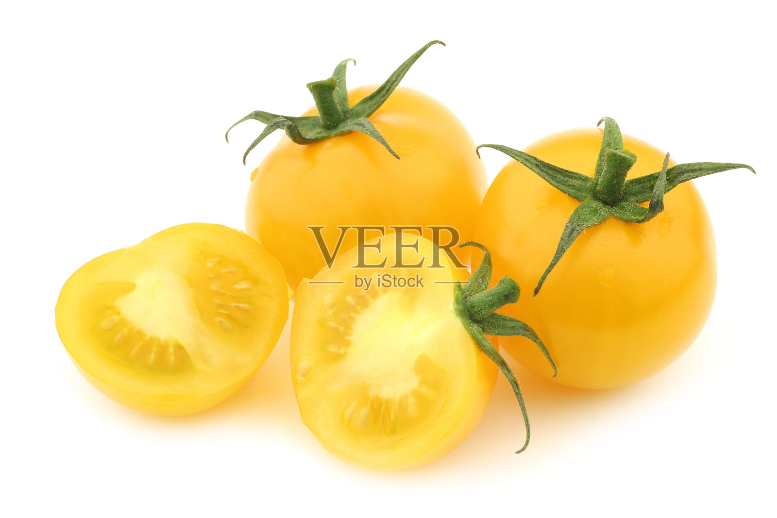 新鲜的荷兰黄色“美味汤姆”西红柿和切好的一个照片摄影图片