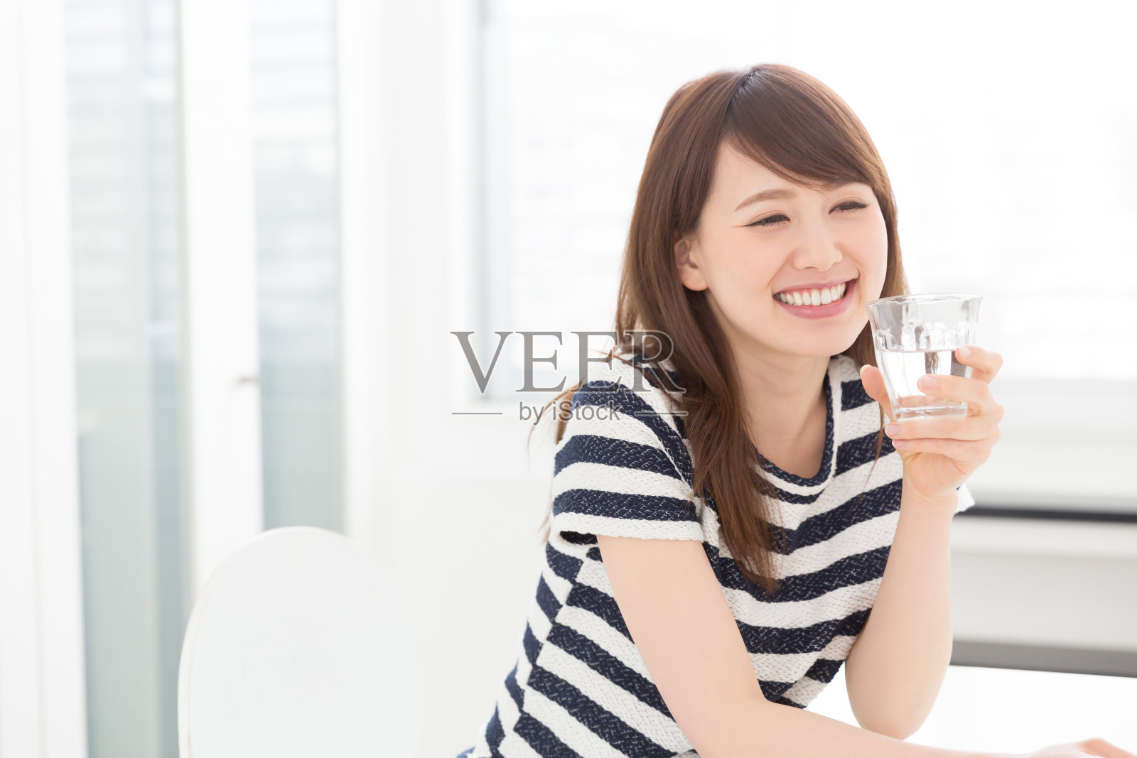一位日本妇女正在喝一杯水照片摄影图片