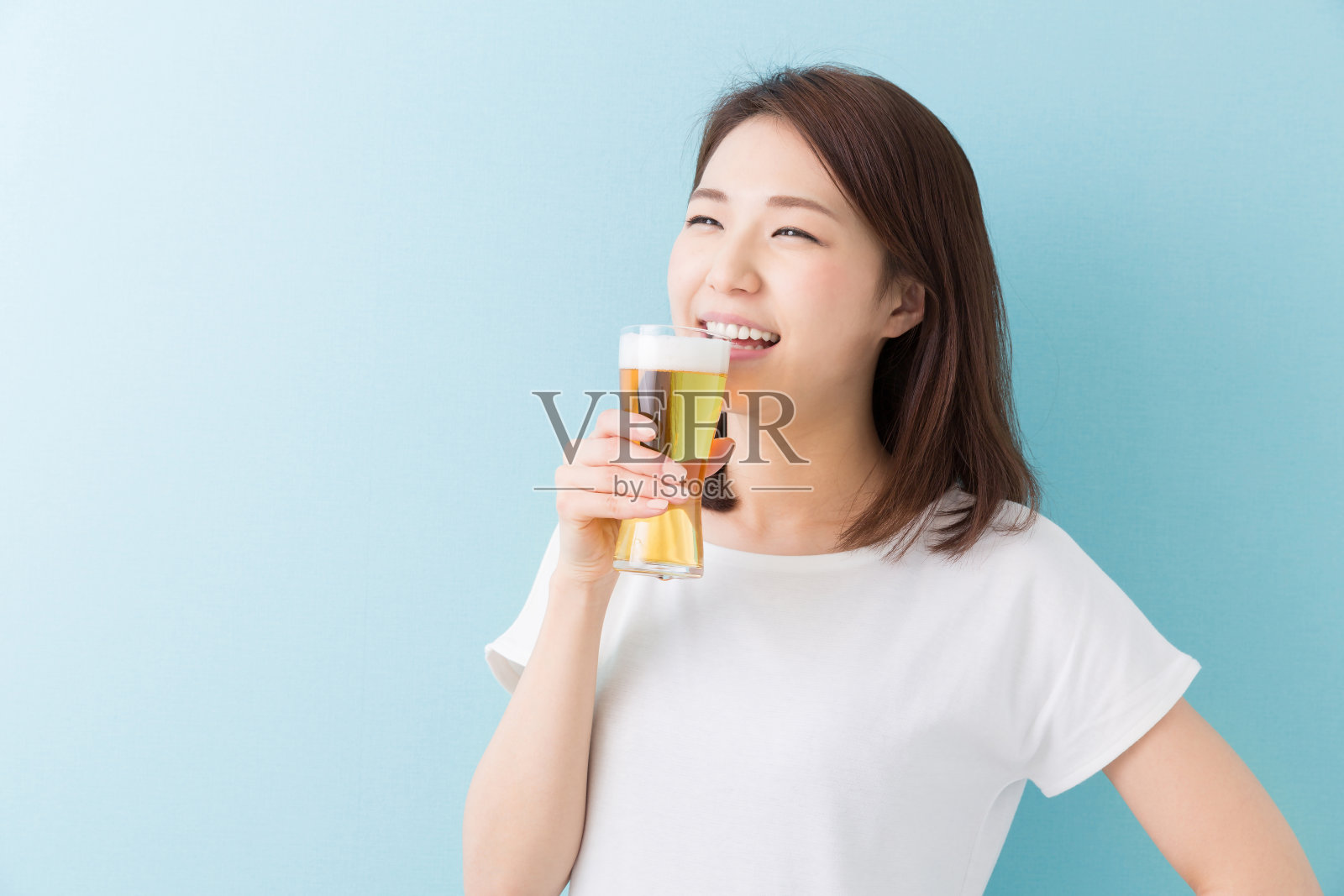 日本妇女喝一杯啤酒照片摄影图片