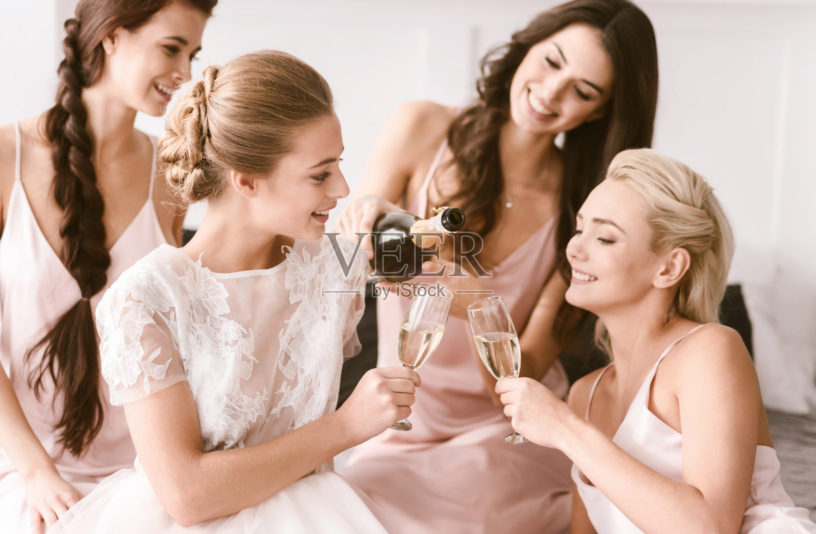有趣的新娘和伴娘有hen派对在家照片摄影图片