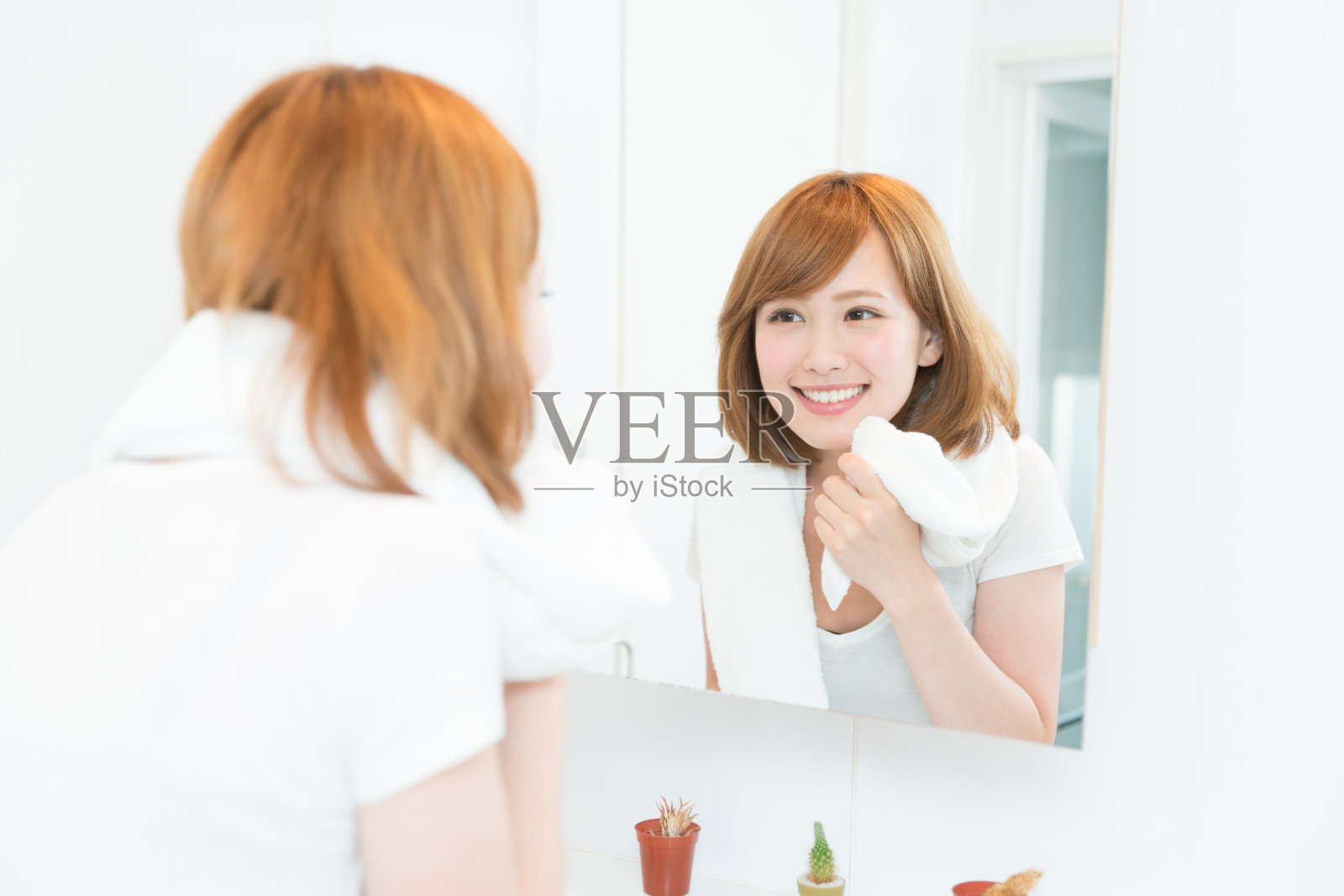 一个日本女人在镜子前照片摄影图片