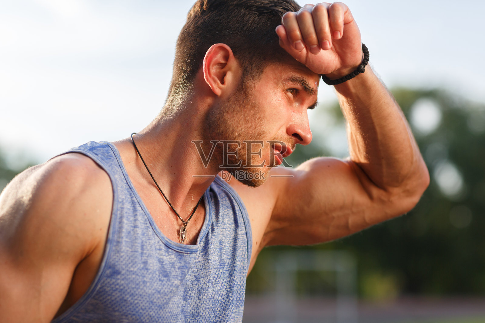 在炎热的阳光下疲惫的健身男子的肖像照片摄影图片