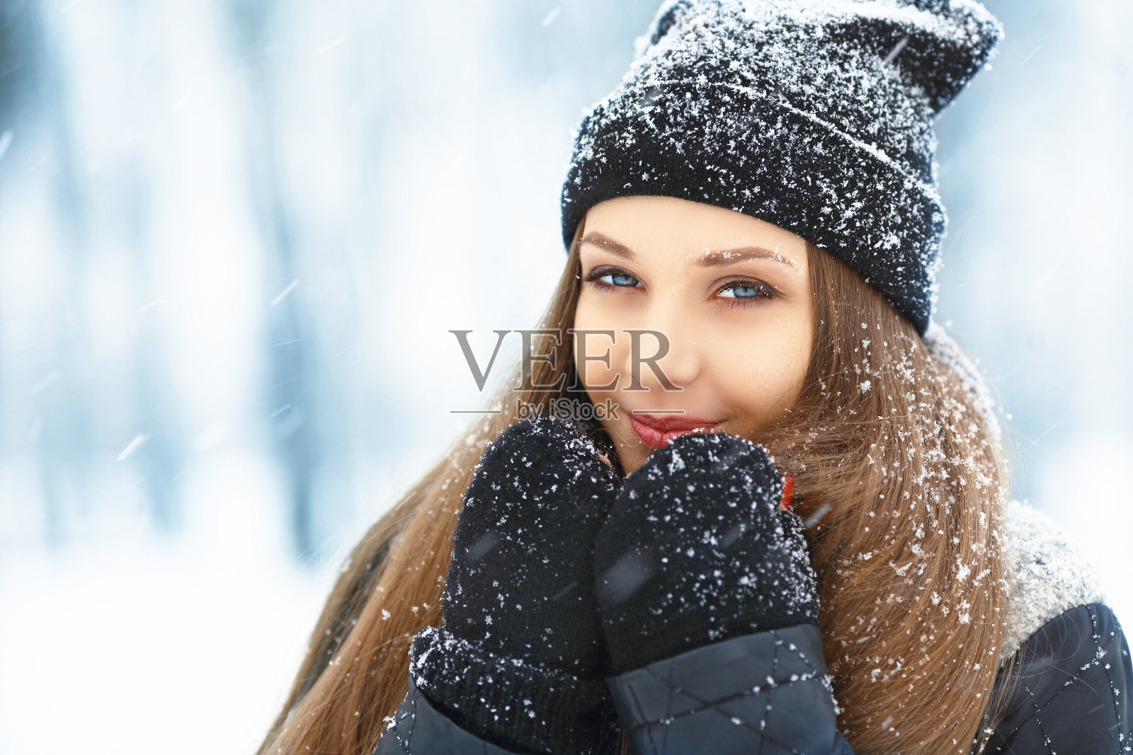 冬天的年轻女子肖像。美丽快乐的模特女孩笑着照片摄影图片