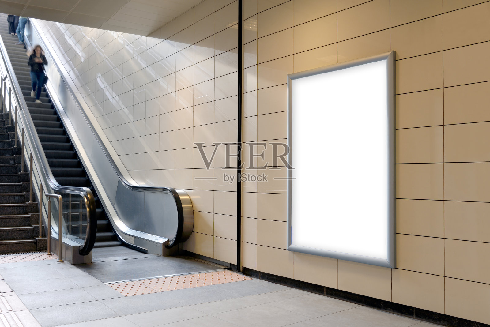 垂直灯箱海报模型在地铁站。照片摄影图片