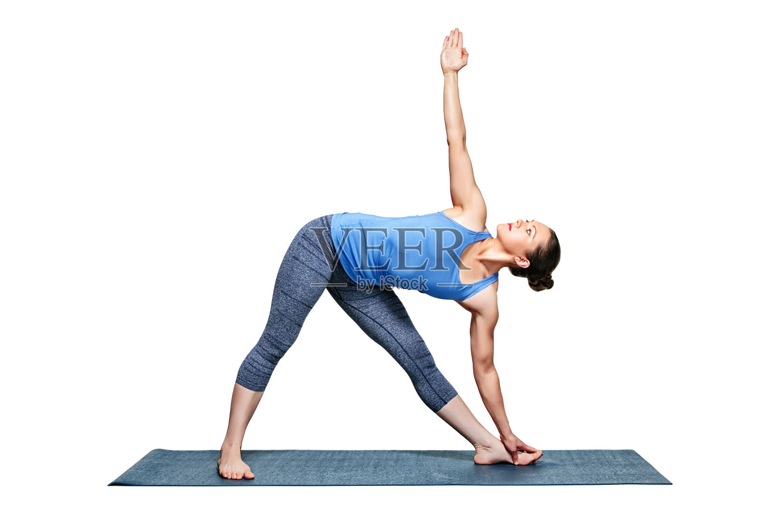 运动健康的女人练习瑜伽体位三角式照片摄影图片