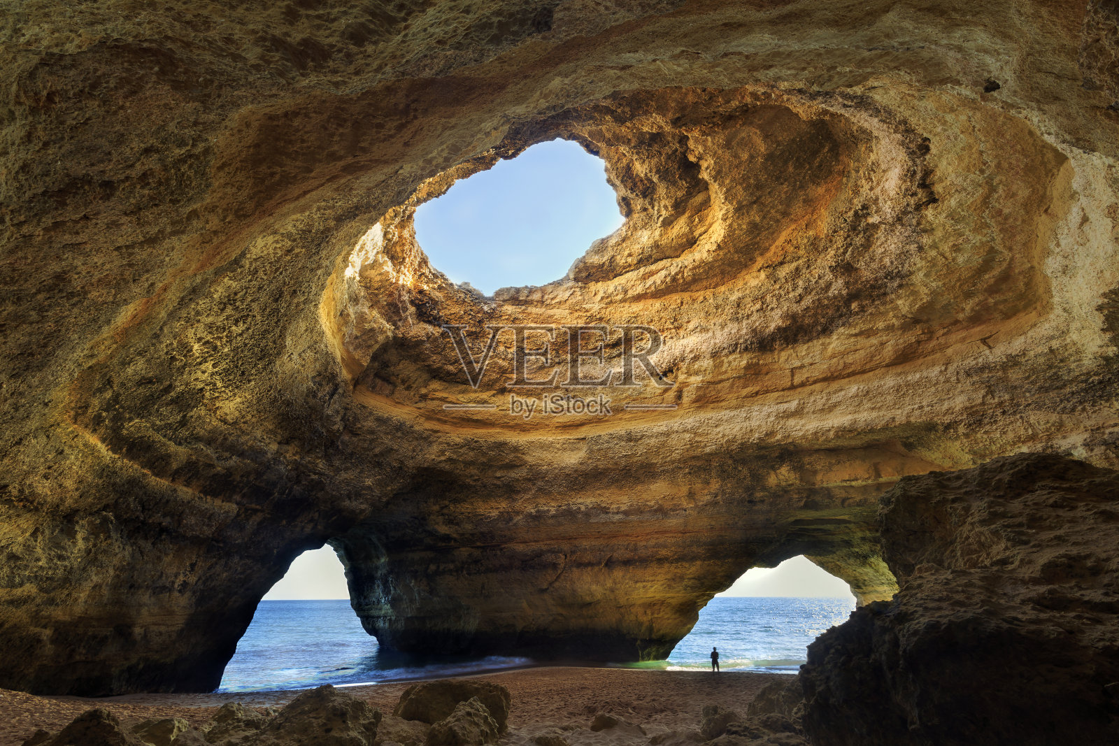 葡萄牙阿尔加维贝纳吉尔的美丽洞穴照片摄影图片