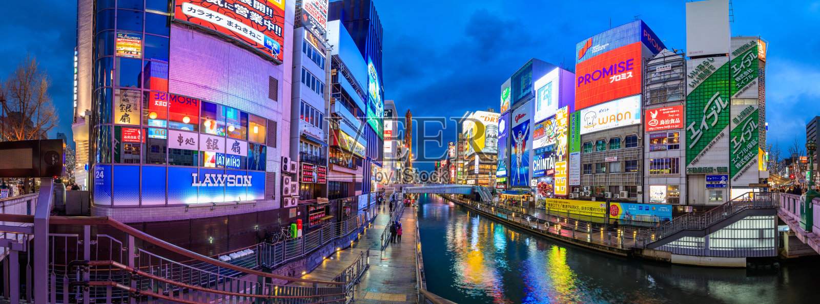 大阪东顿堀的灯光展示照片摄影图片