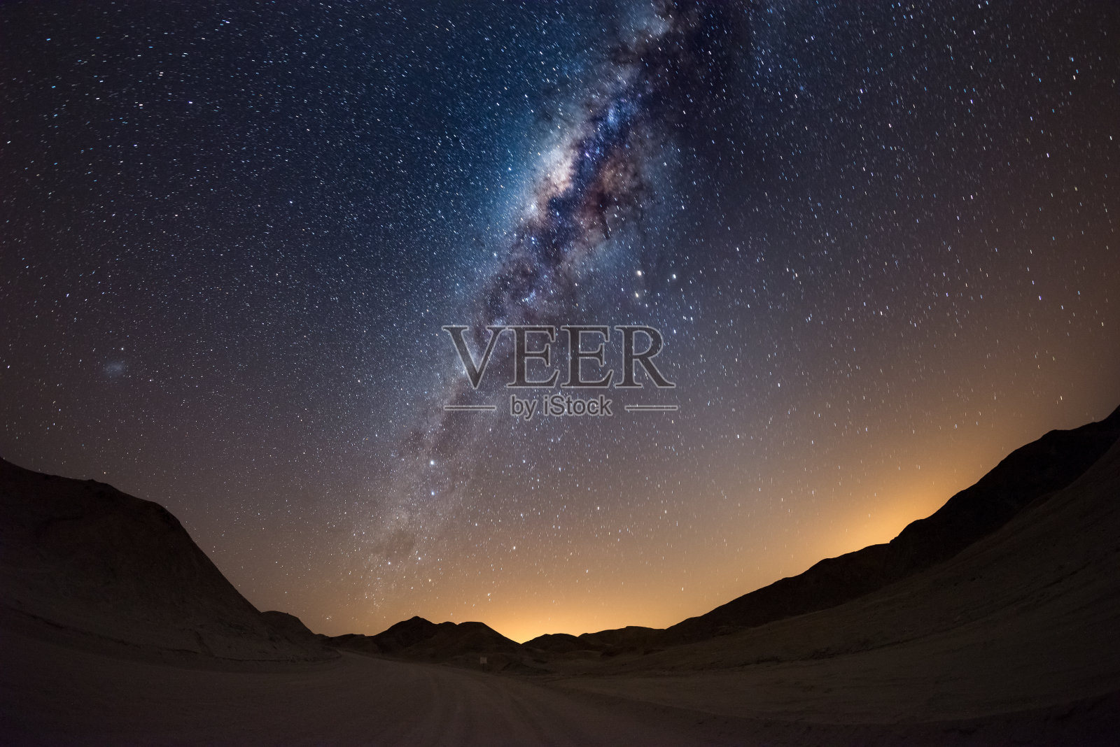 银河在纳米比亚纳米布沙漠上空形成弧形照片摄影图片