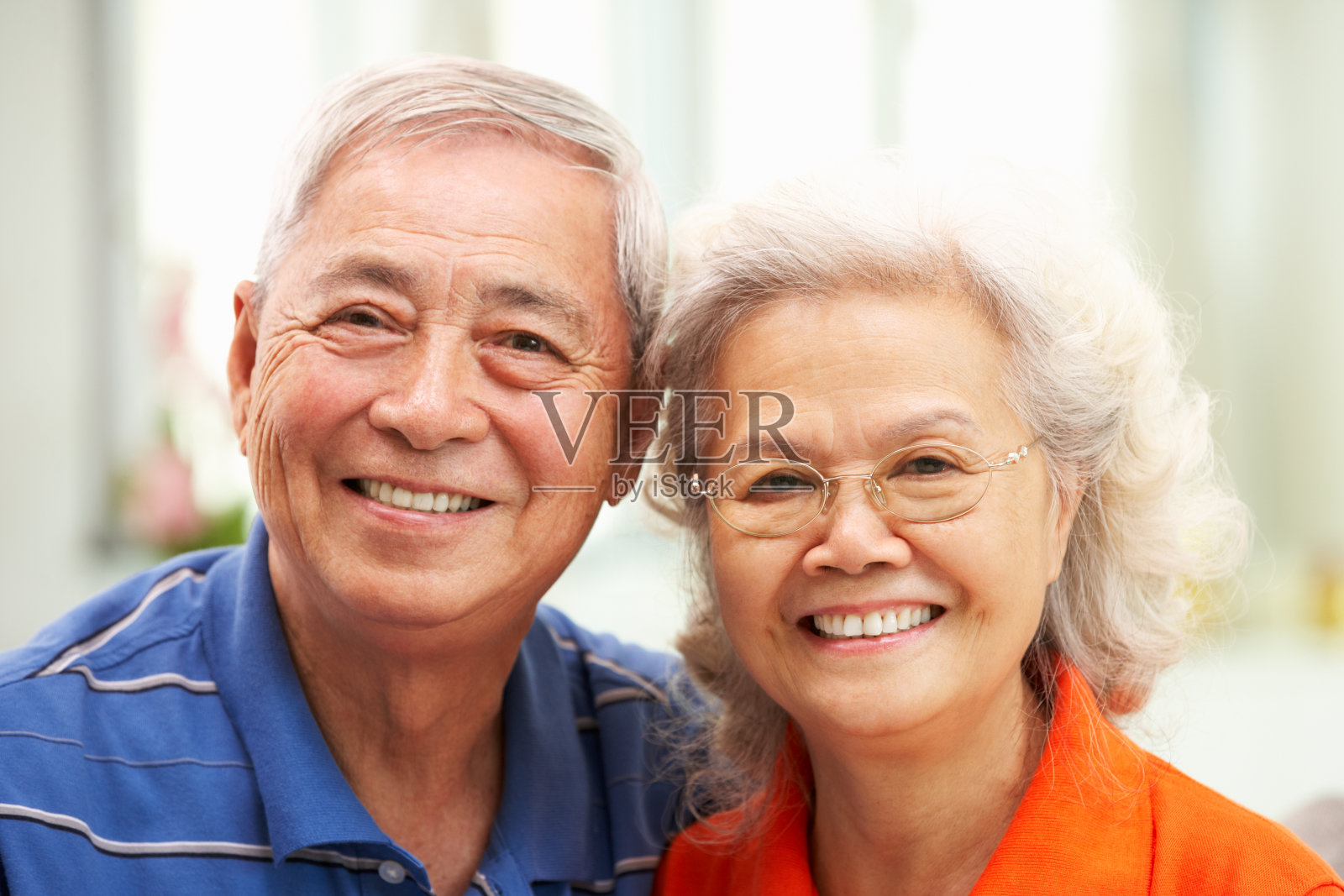 微笑的中国老年夫妇的肖像照片摄影图片